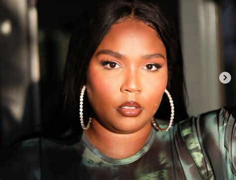 lizzo nackt|‘Au natural’: Lizzo shares unedited nude photo with fans